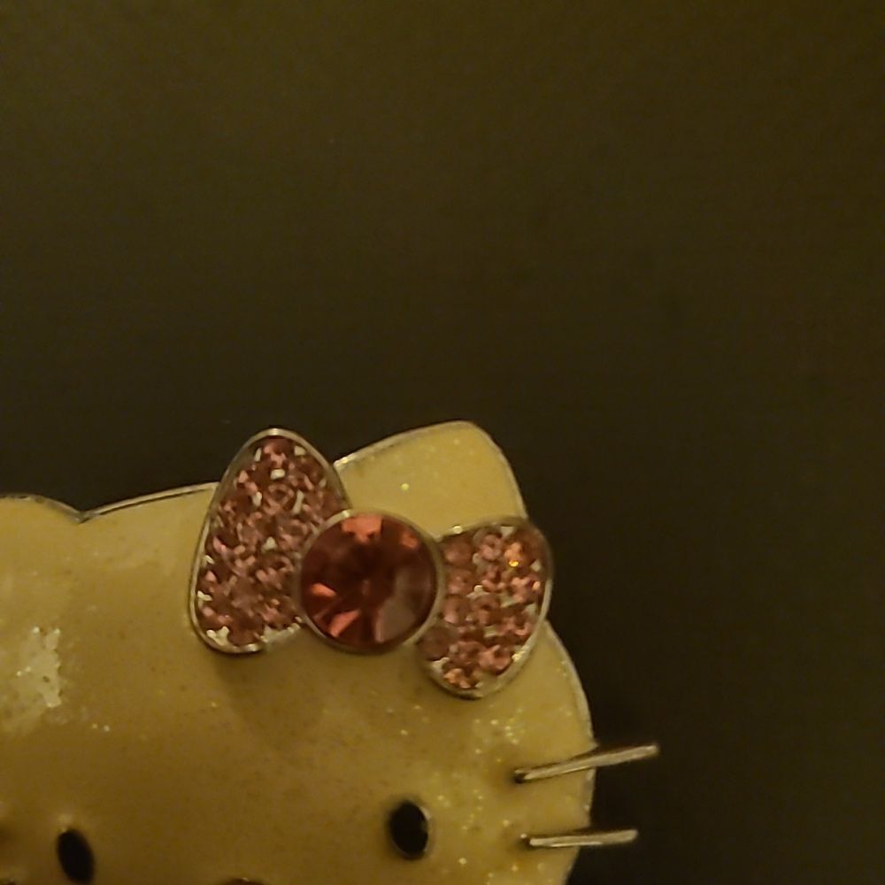 Hello Kitty Pin - Picture 3 of 5